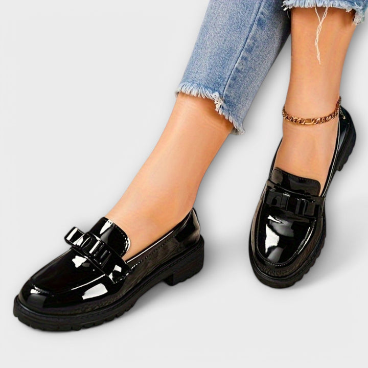 Scarpins Femininos Pretos em Verniz com Detalhe de Laço