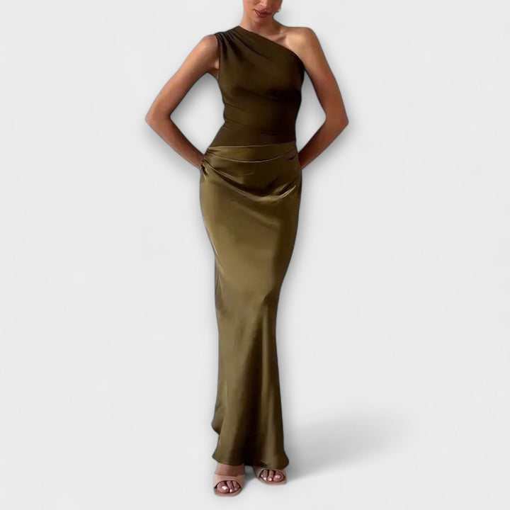 Vestido longo assimétrico de um ombro em satin com drapeado