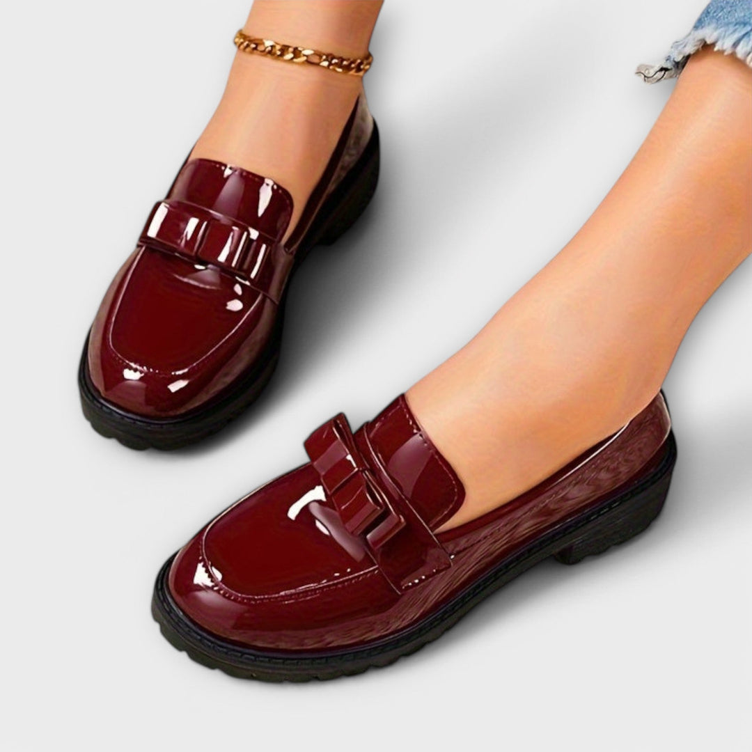 Scarpins Femininos Pretos em Verniz com Detalhe de Laço