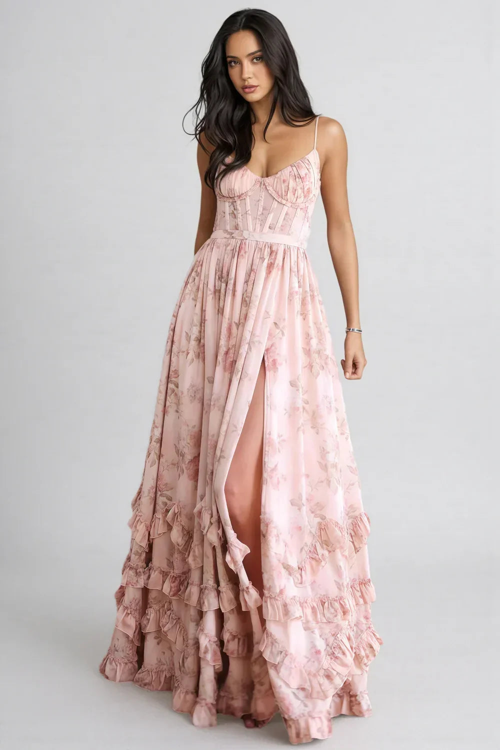 Vestido longo com silhueta fluida, fenda e detalhes em babados