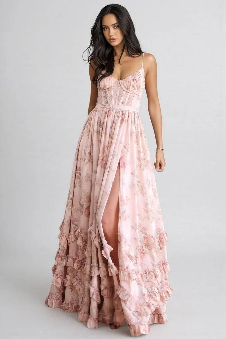 Vestido longo com silhueta fluida, fenda e detalhes em babados