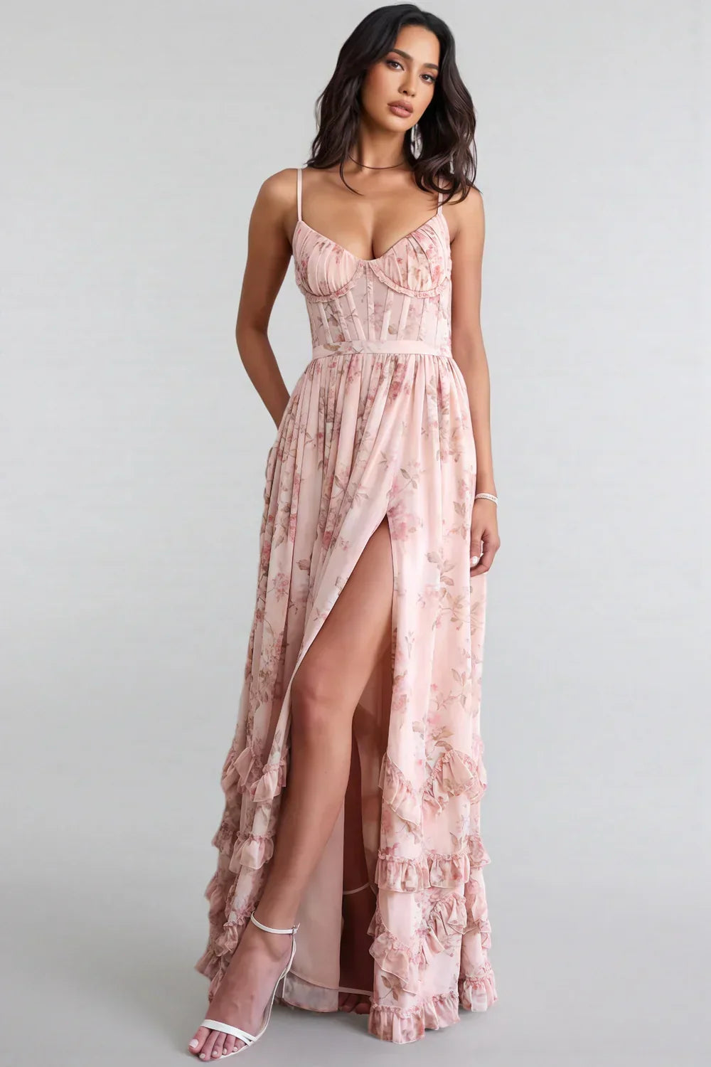 Vestido longo com silhueta fluida, fenda e detalhes em babados