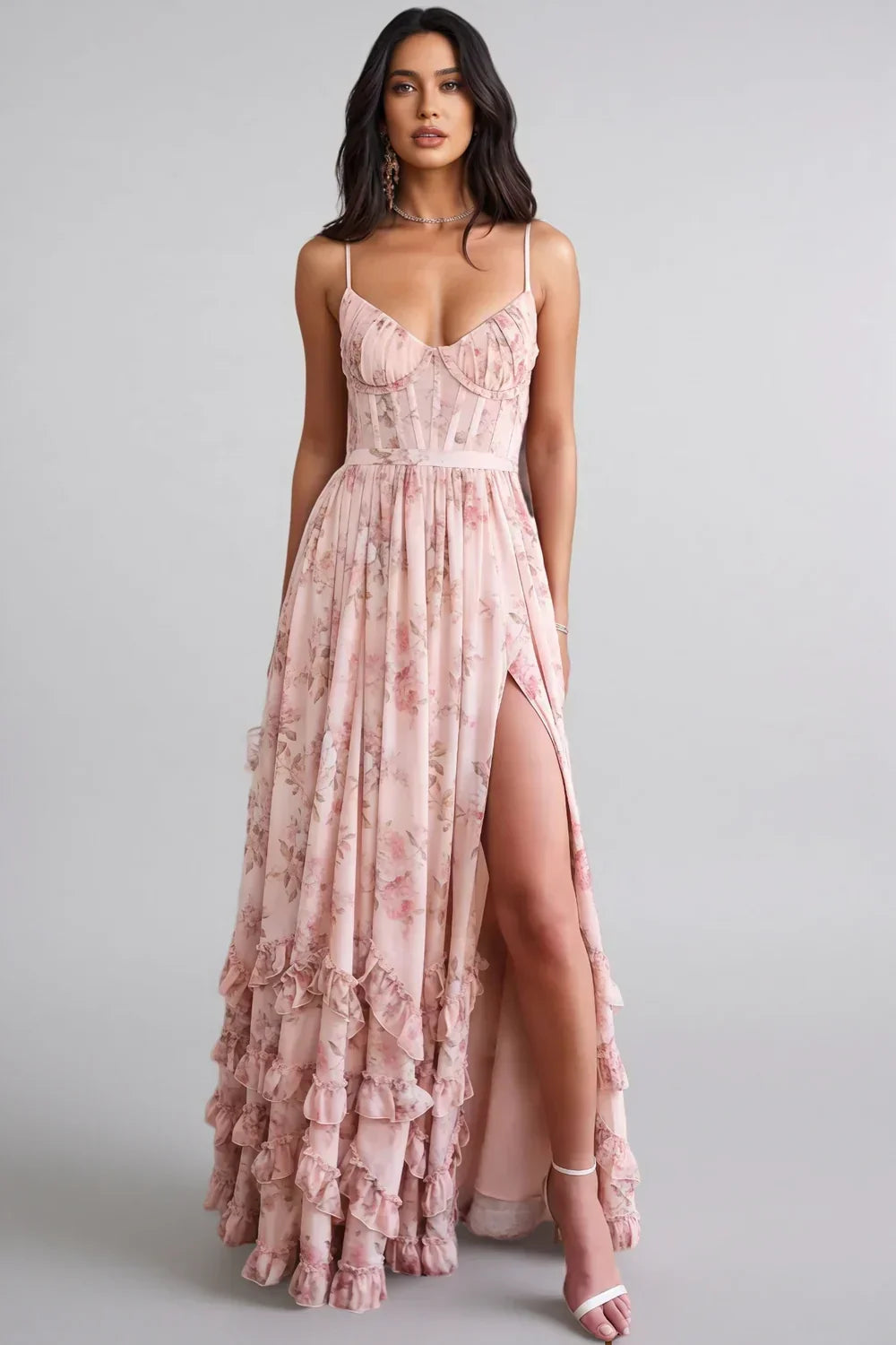 Vestido longo com silhueta fluida, fenda e detalhes em babados