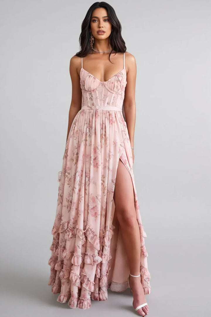 Vestido longo com silhueta fluida, fenda e detalhes em babados
