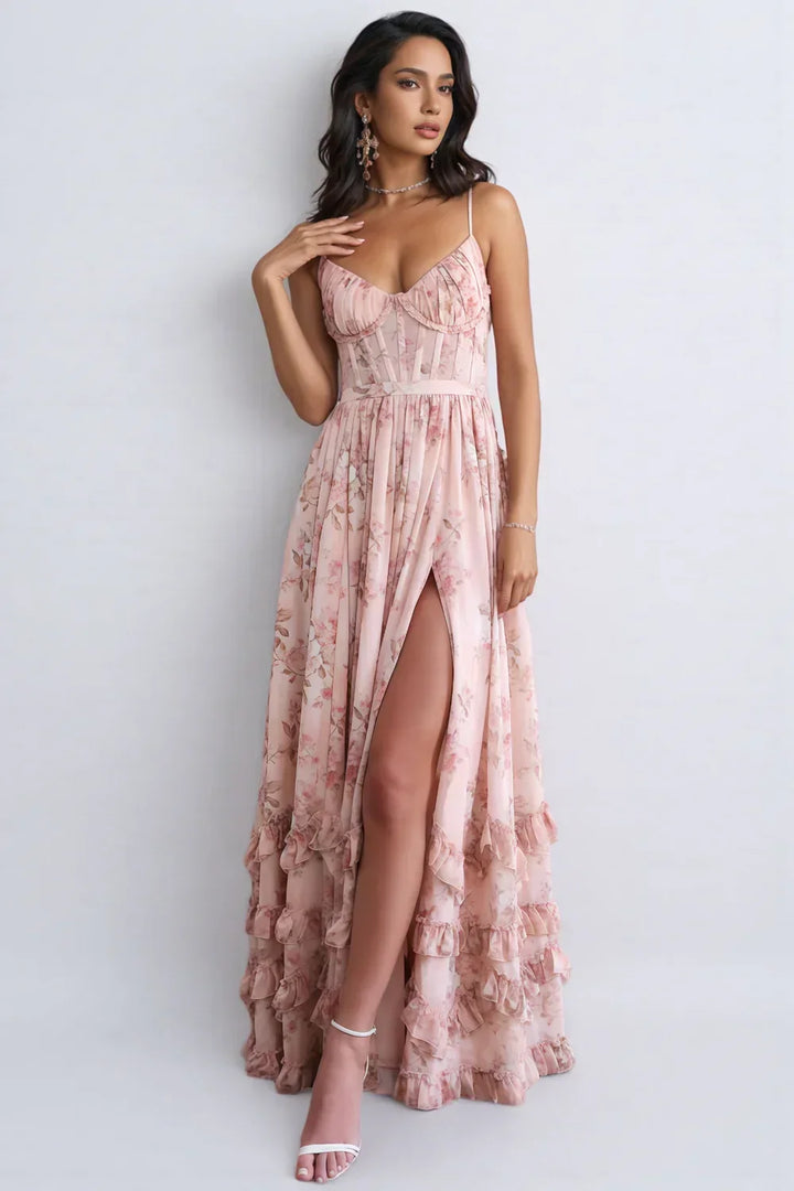 Vestido longo com silhueta fluida, fenda e detalhes em babados