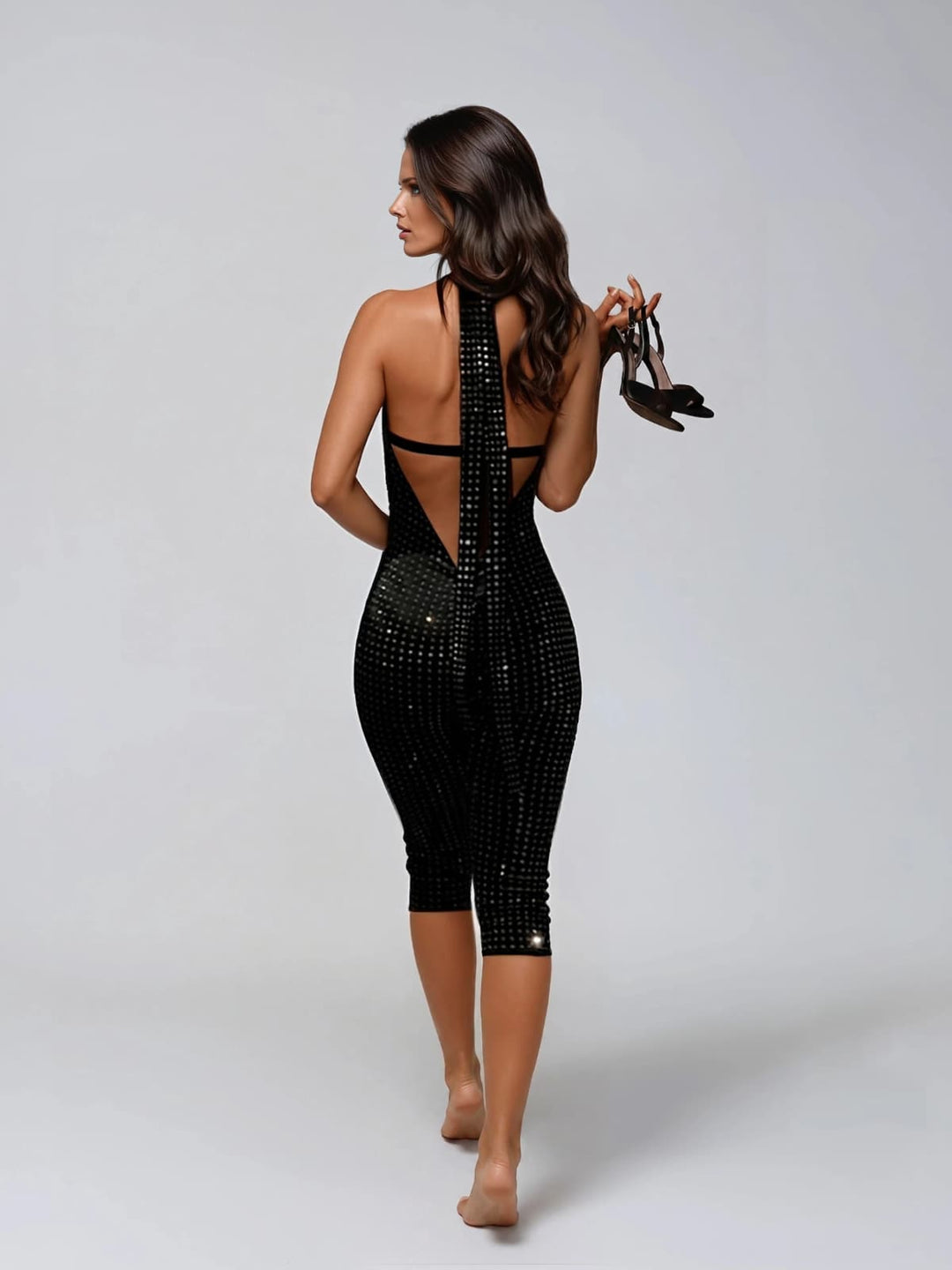 Macacão Capri Chisato com Decote em V e Detalhes em Strass Preto