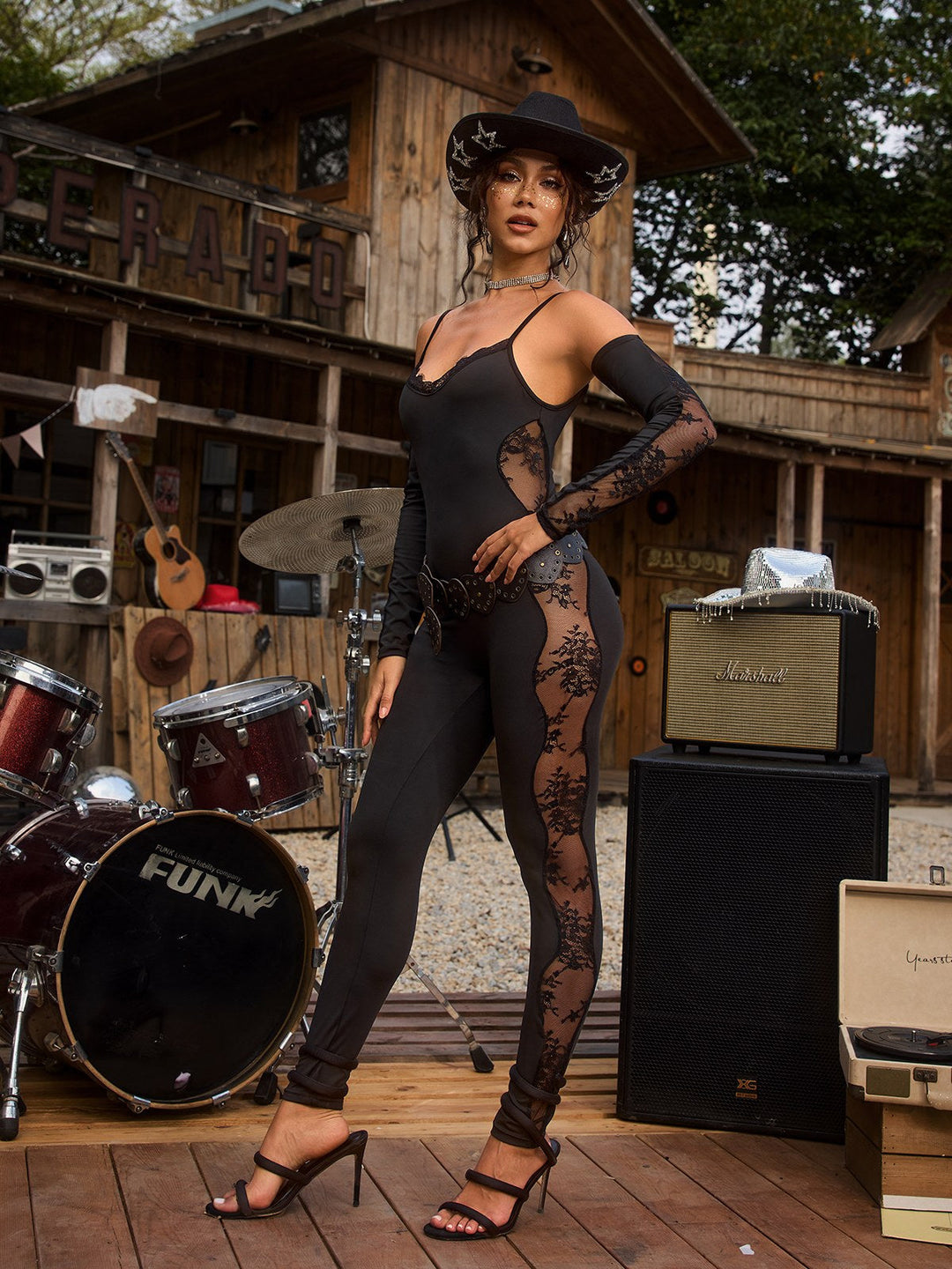 Macacão Chizuko em Renda com Luvas Inclusas