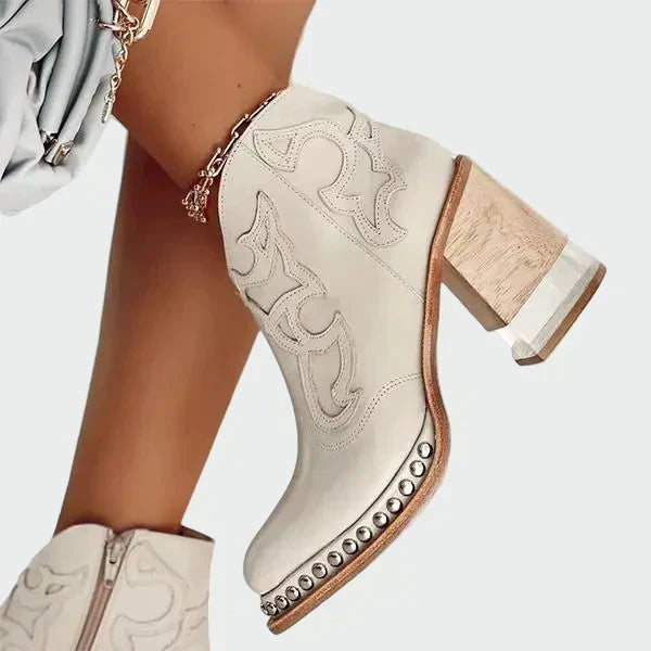 Botas de couro com bordados