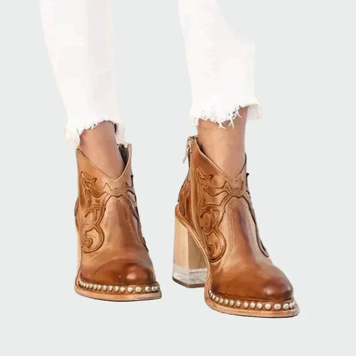 Botas de couro com bordados