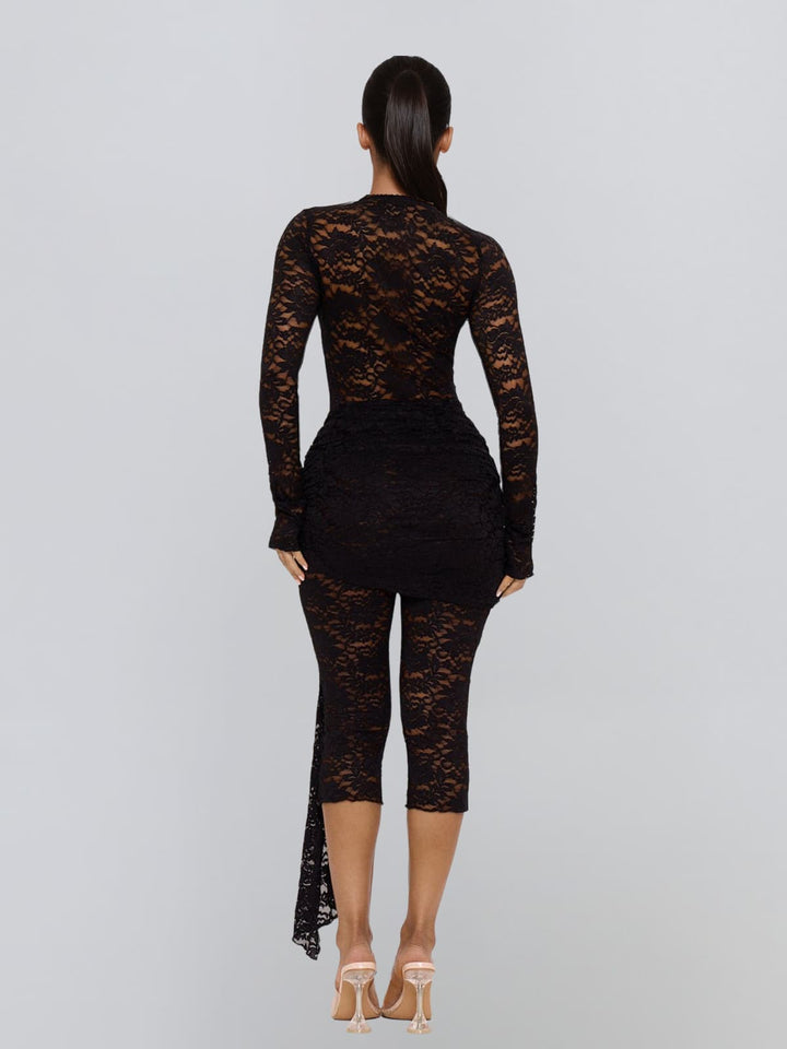 Macacão Capri de Renda com Decote em V Draelyric - Preto