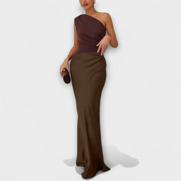 Vestido longo assimétrico de um ombro em satin com drapeado