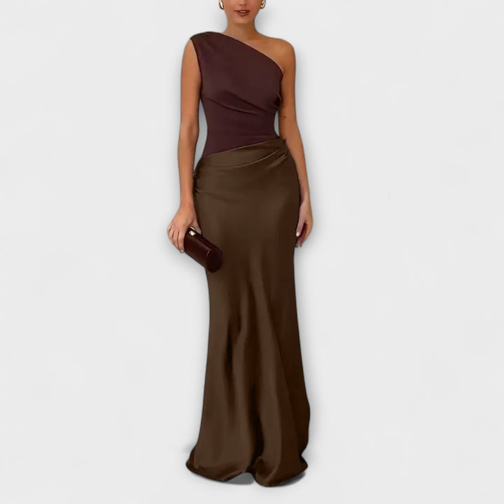 Vestido longo assimétrico de um ombro em satin com drapeado