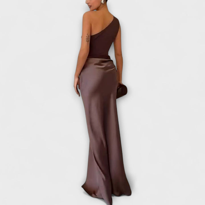 Elegante vestido maxi plissado com um ombro só.