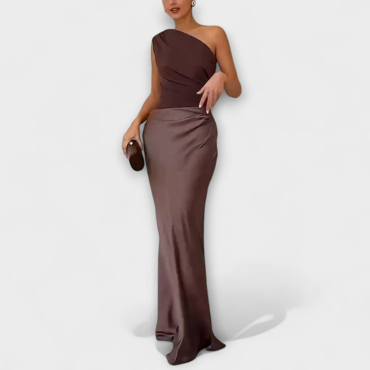 Elegante vestido maxi plissado com um ombro só.