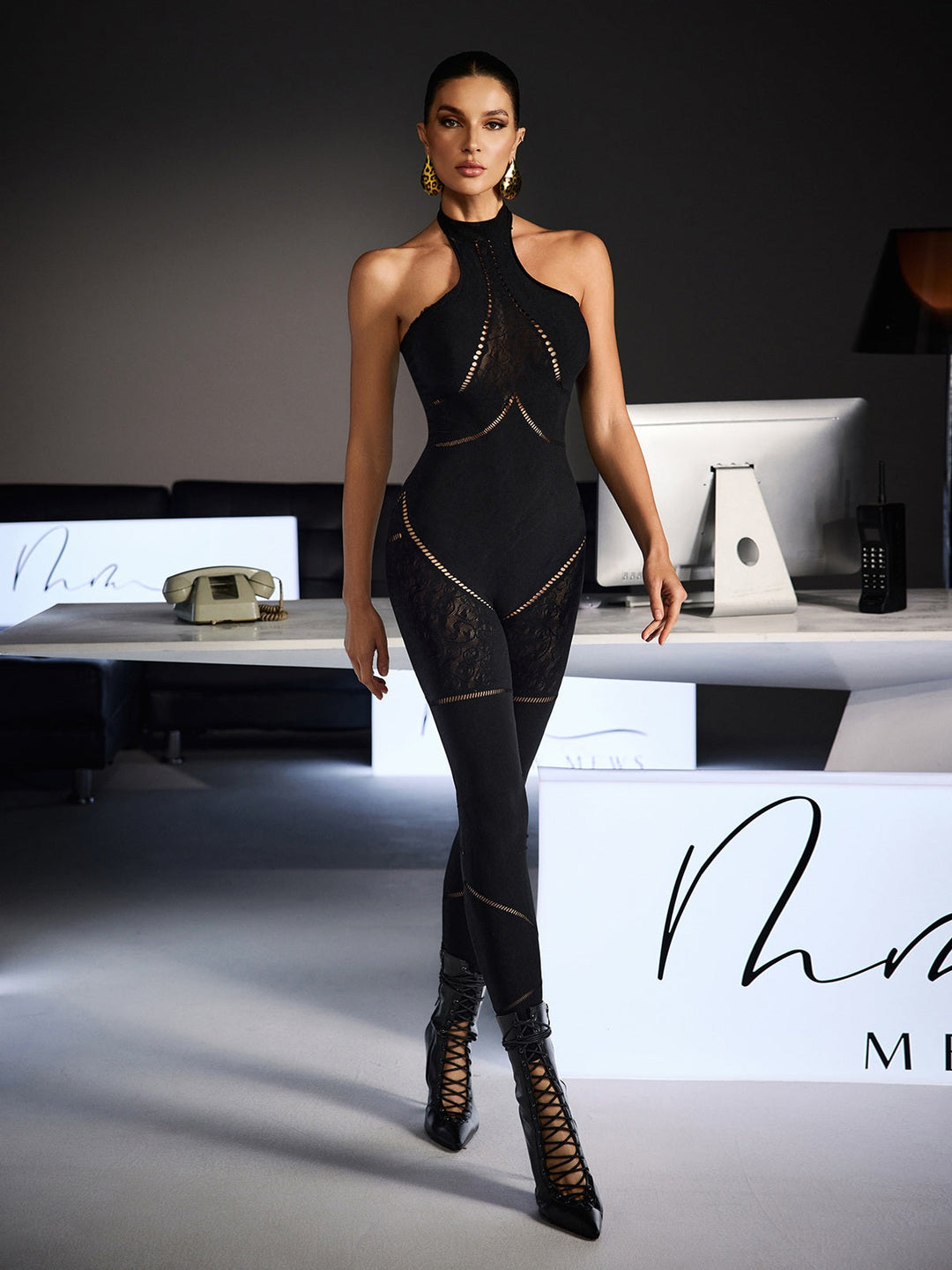 "Macacão Bodycon com Decote Halter Festus" can be rewritten as "Vestido Macacão Bodycon com Decote Halter Festus".