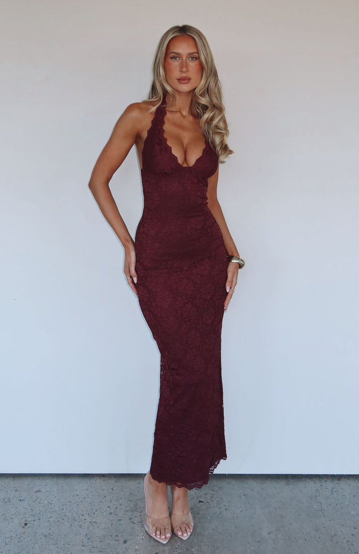 Vestido longo de renda com decote nas costas