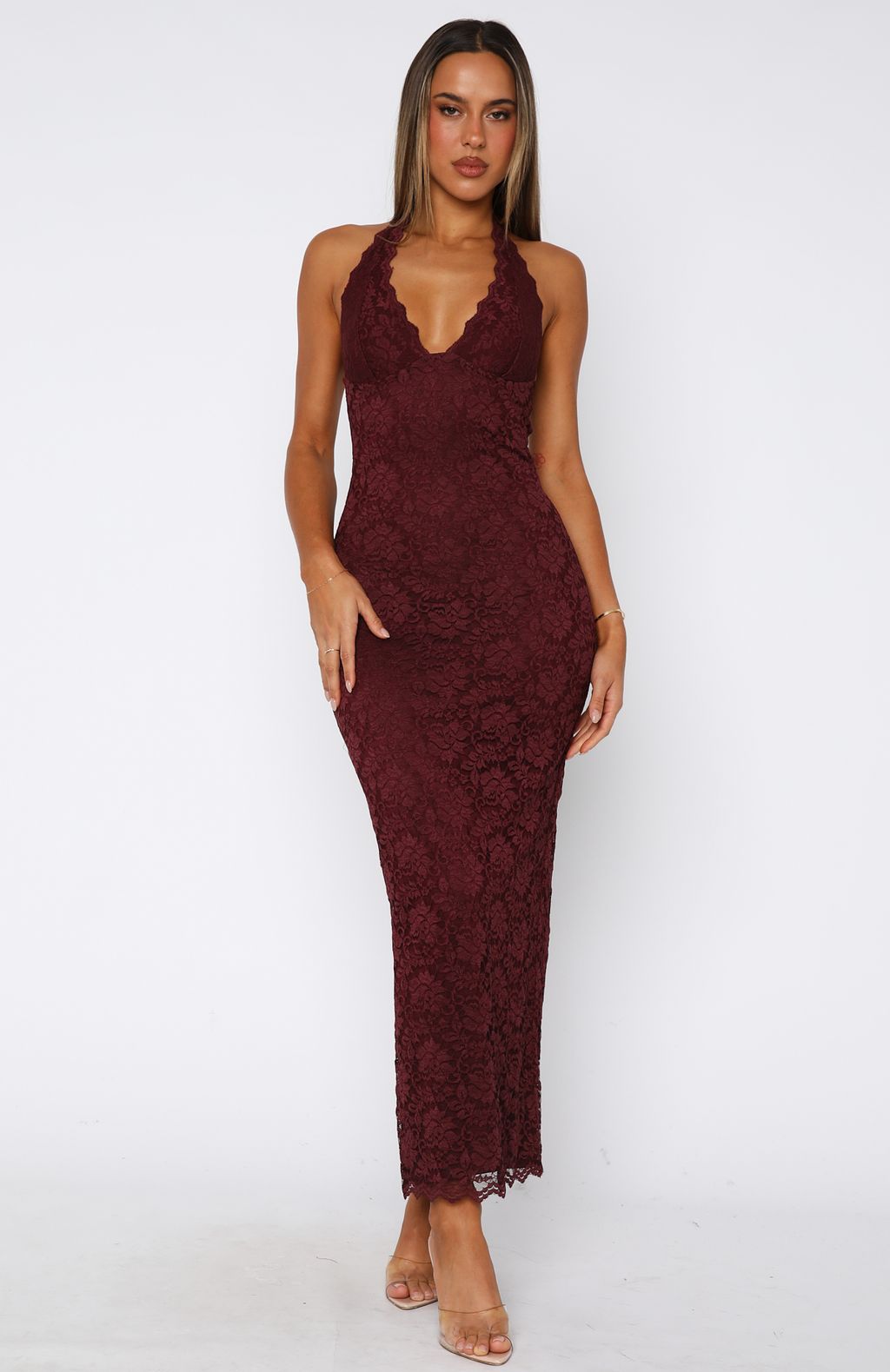 Vestido longo de renda com decote nas costas