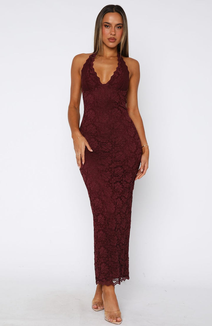 Vestido longo de renda com decote nas costas