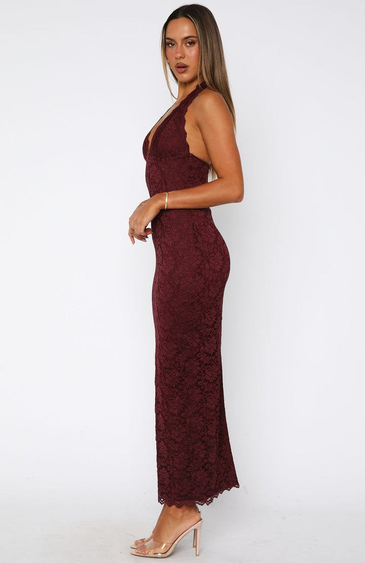 Vestido longo de renda com decote nas costas