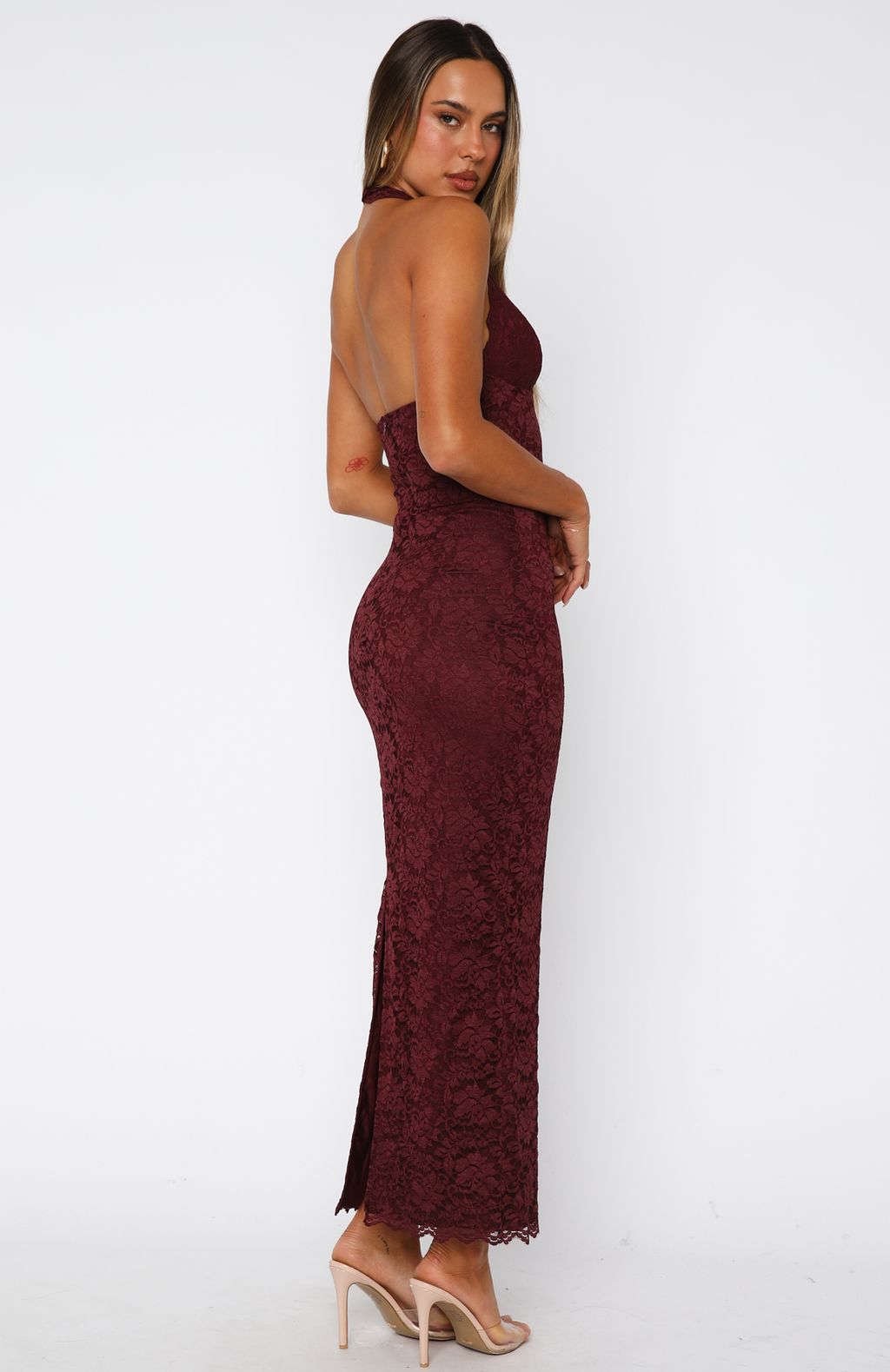 Vestido longo de renda com decote nas costas