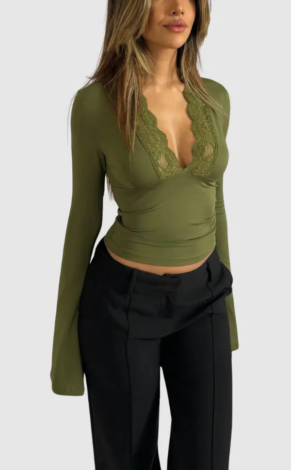 Camiseta Feminina de Manga Longa com Detalhes em Renda