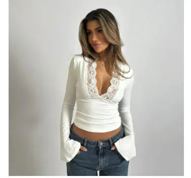 Camiseta Feminina de Manga Longa com Detalhes em Renda