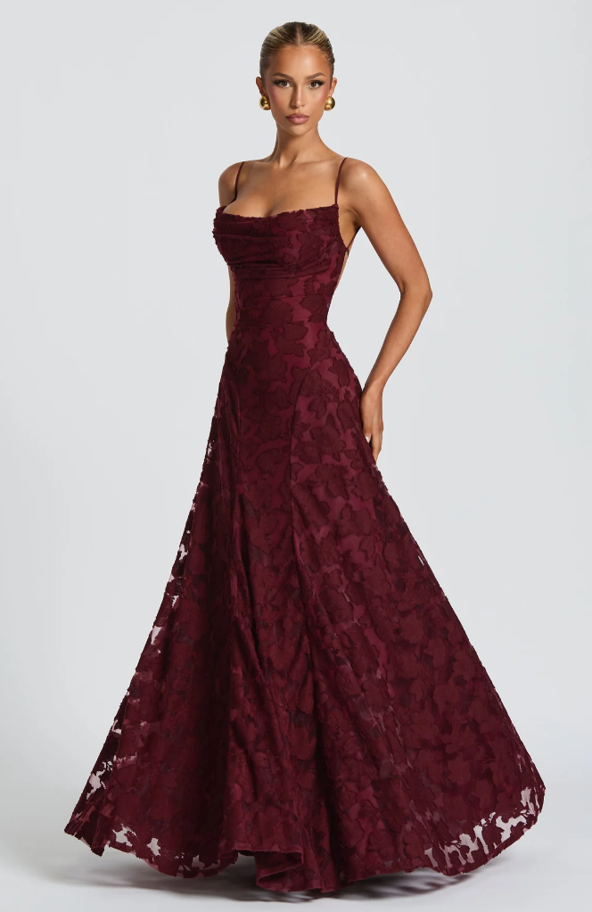 Elegante vestido largo de encaje