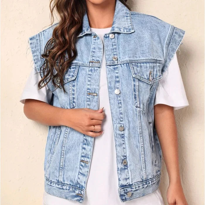 Colete de Denim Casual Oversized Feminino com Fecho Frontal e Bolsos Clássicos no Peito