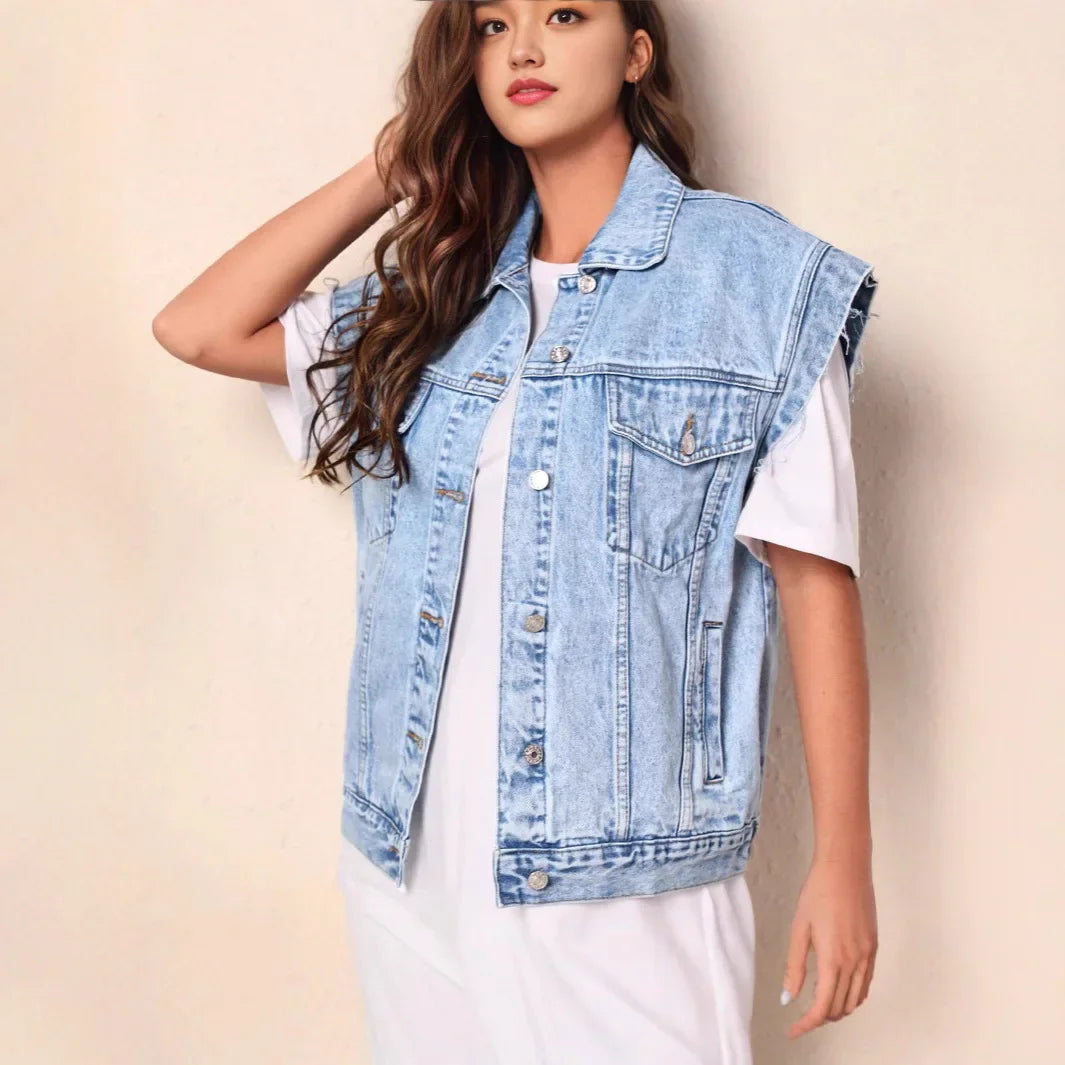 Colete de Denim Casual Oversized Feminino com Fecho Frontal e Bolsos Clássicos no Peito