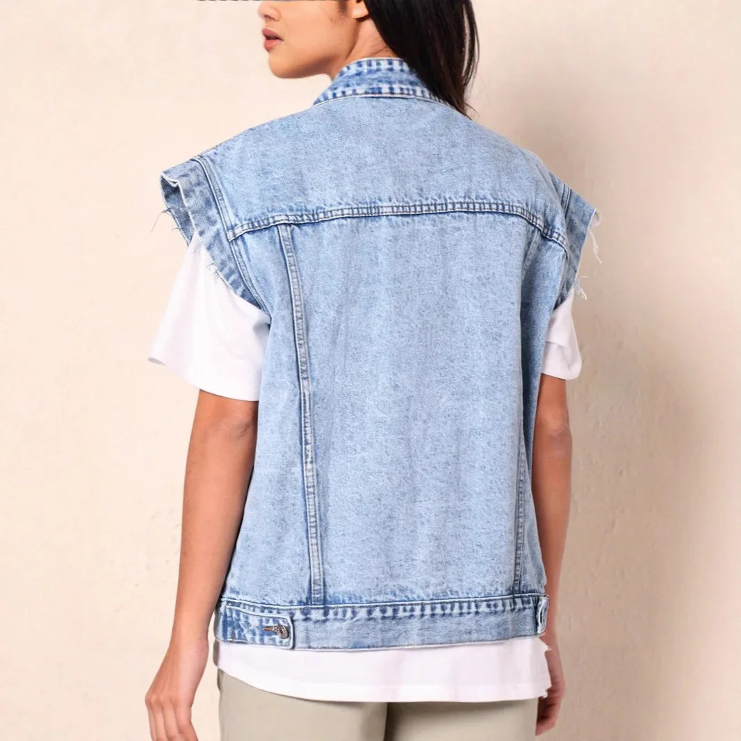 Colete de Denim Casual Oversized Feminino com Fecho Frontal e Bolsos Clássicos no Peito