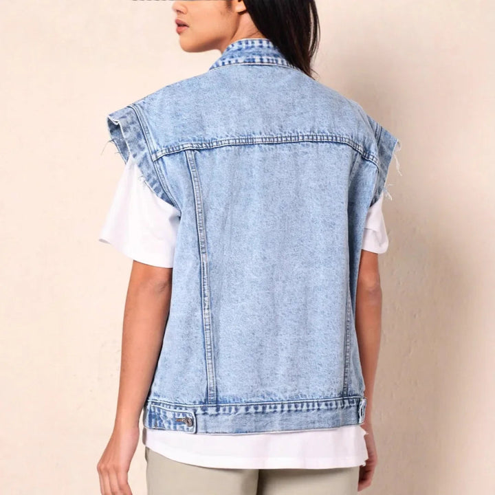 Colete de Denim Casual Oversized Feminino com Fecho Frontal e Bolsos Clássicos no Peito