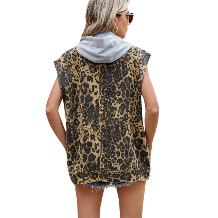 Colete Jeans Sem Mangas Feminino com Estampa de Leopardo, Botões Frontais e Bolsos Utilitários