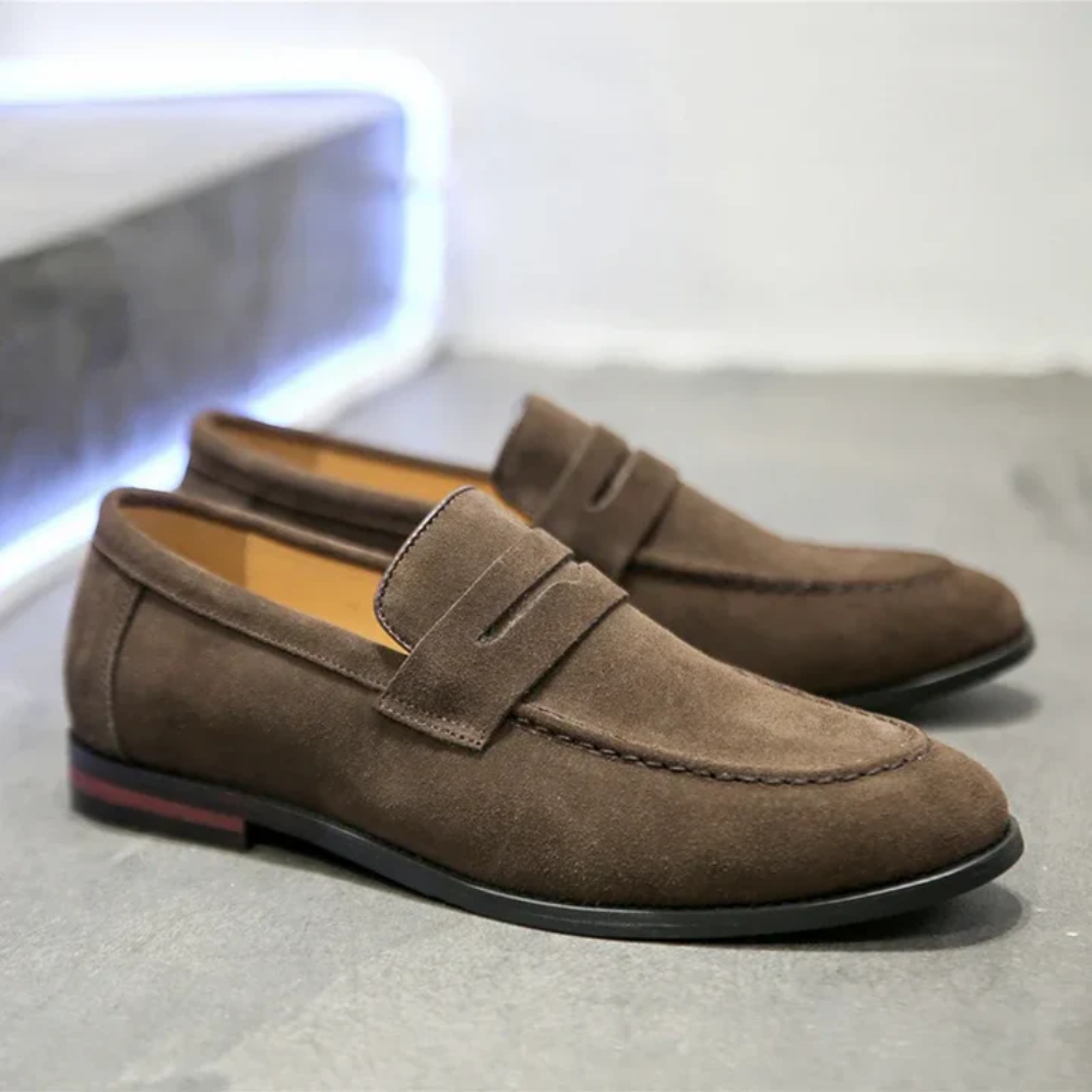 "Mocassins de Camurça para o Verão" can be rewritten as "Mocassins de Camurça Ideais para o Verão".