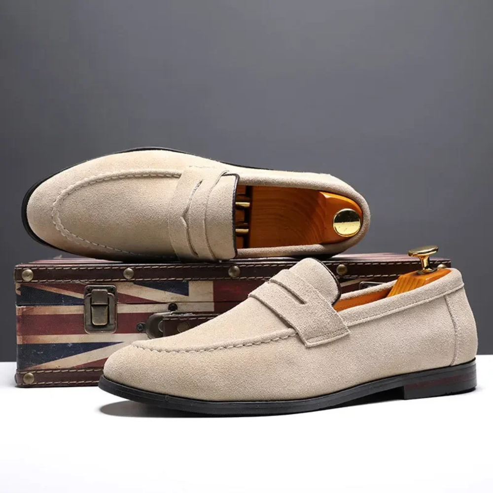 "Mocassins de Camurça para o Verão" can be rewritten as "Mocassins de Camurça Ideais para o Verão".