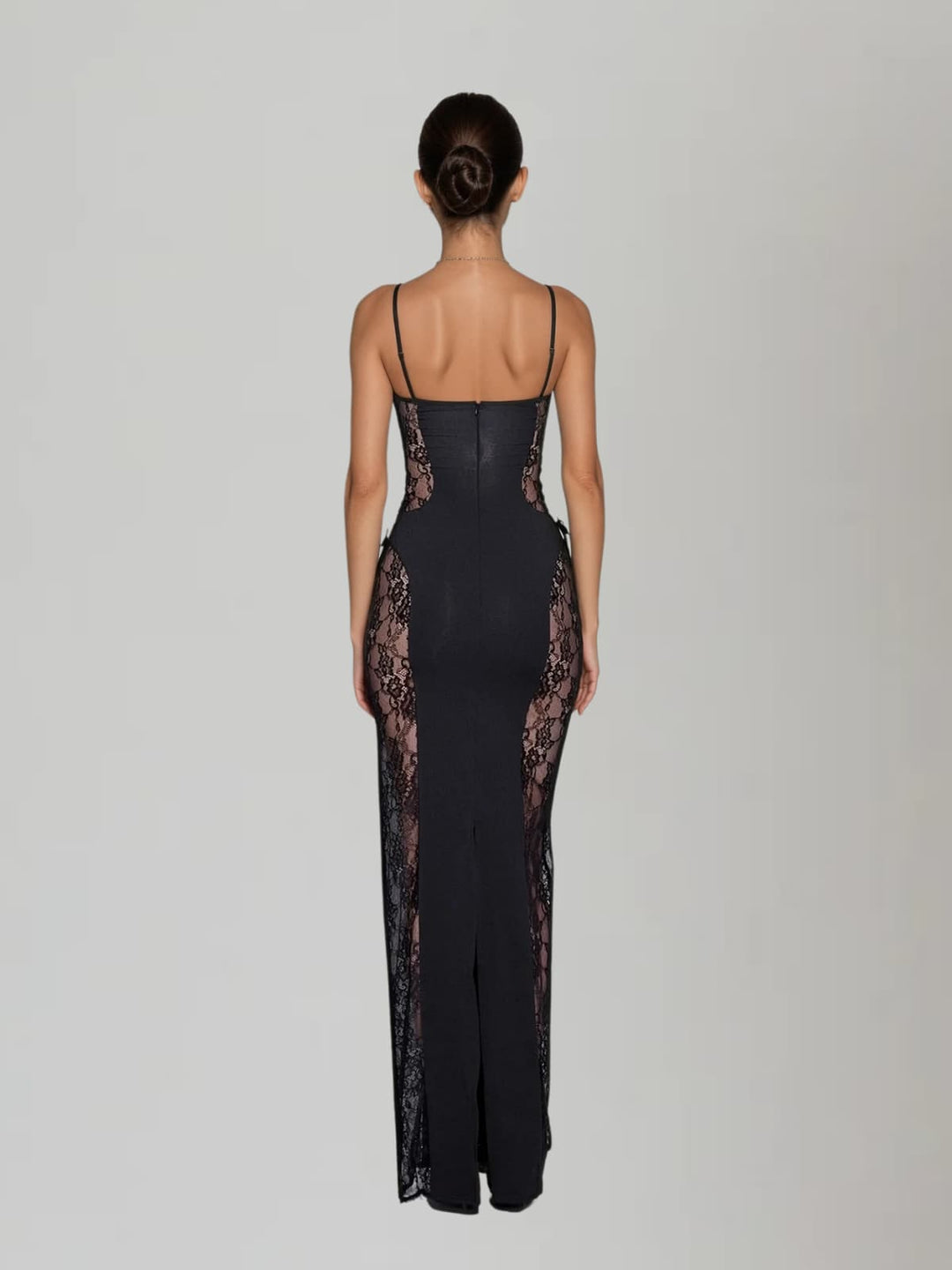 Vestido longo de renda preta com alças delicadas