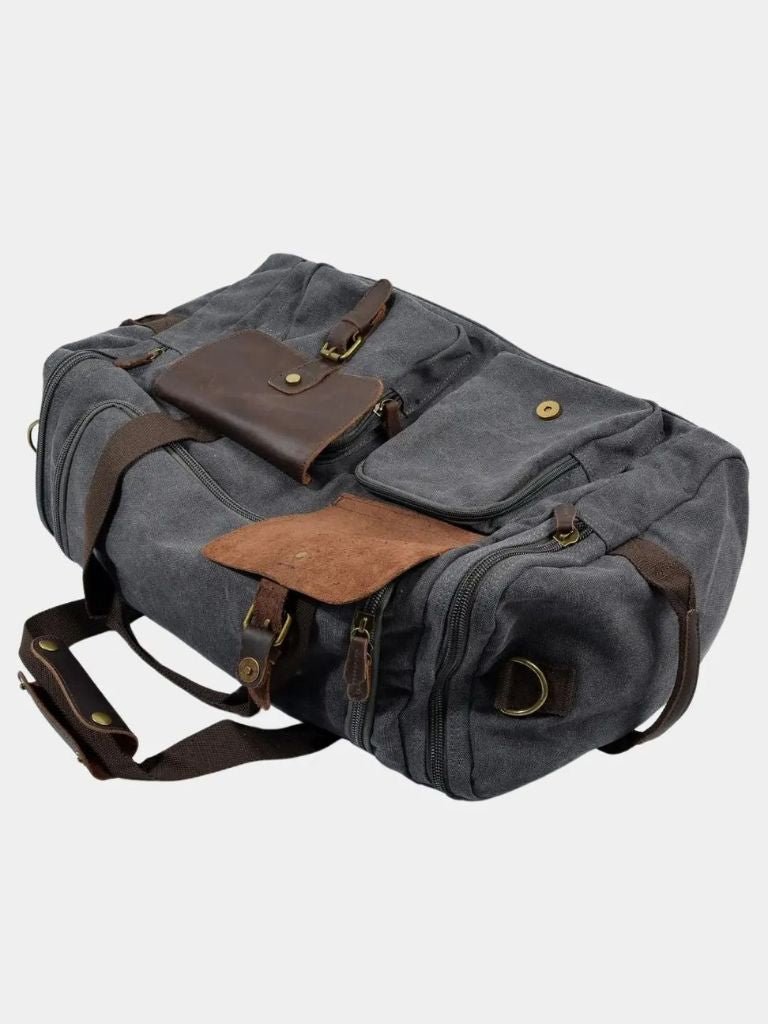 "Victor™ | Mochila de Viagem Highland" can be rewritten as "Victor™ | Highland Travel Backpack".