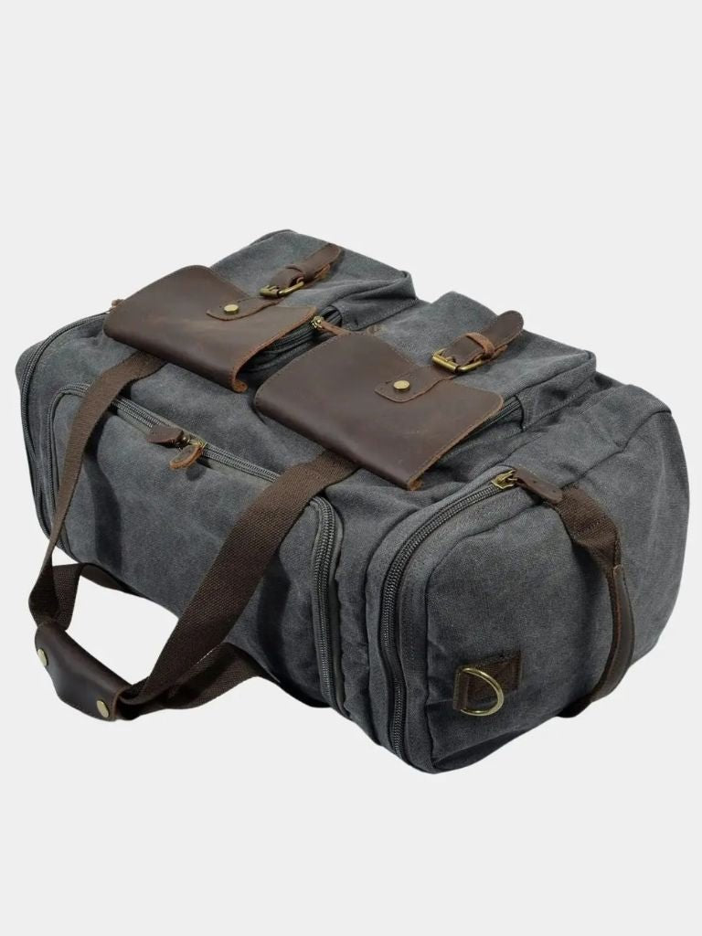 "Victor™ | Mochila de Viagem Highland" can be rewritten as "Victor™ | Highland Travel Backpack".