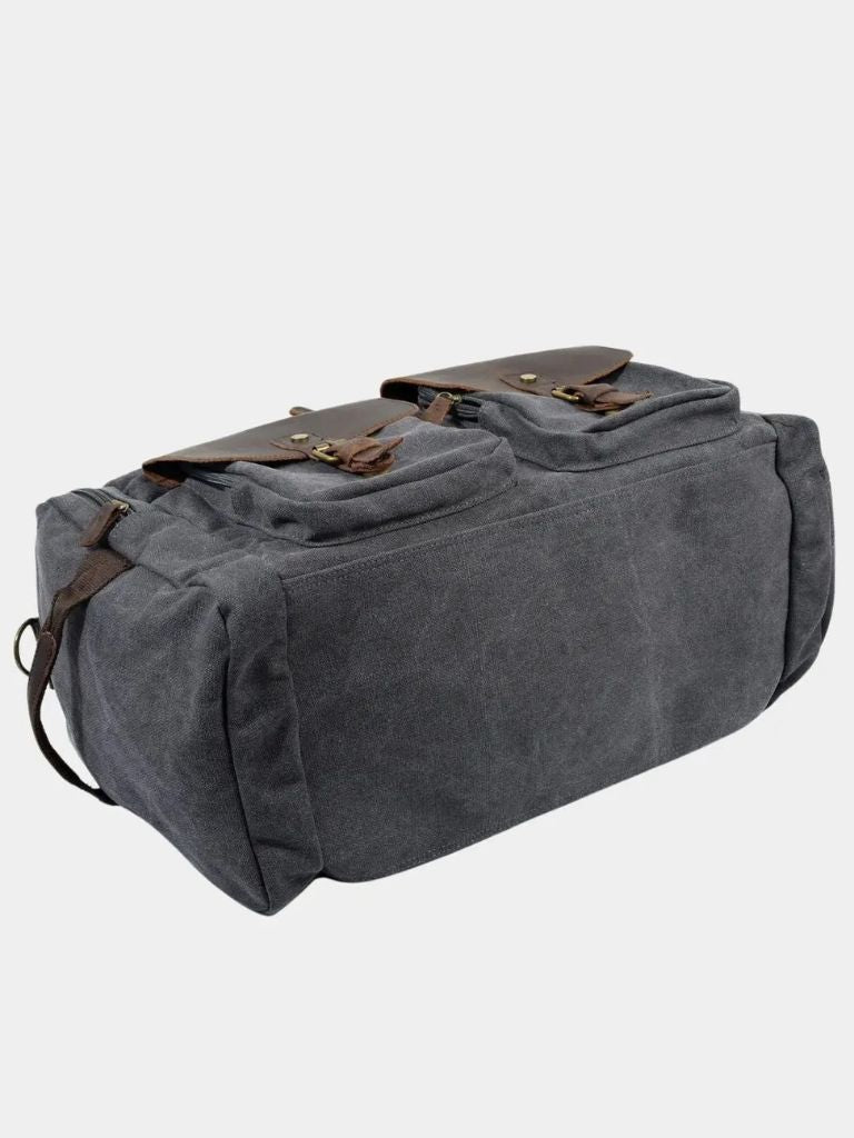 "Victor™ | Mochila de Viagem Highland" can be rewritten as "Victor™ | Highland Travel Backpack".