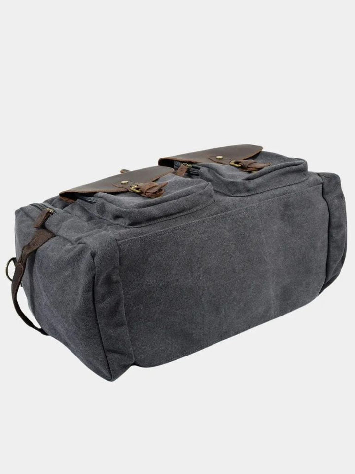 "Victor™ | Mochila de Viagem Highland" can be rewritten as "Victor™ | Highland Travel Backpack".