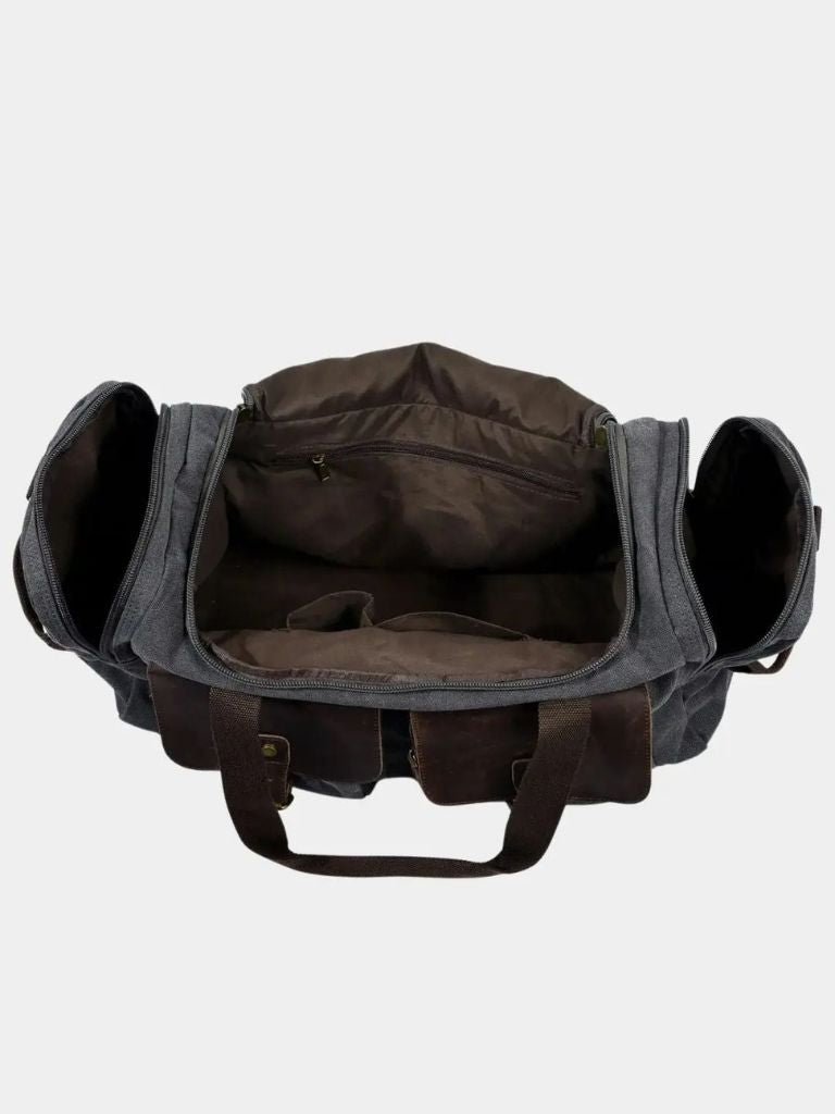 "Victor™ | Mochila de Viagem Highland" can be rewritten as "Victor™ | Highland Travel Backpack".