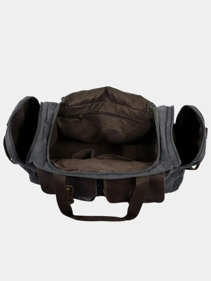 "Victor™ | Mochila de Viagem Highland" can be rewritten as "Victor™ | Highland Travel Backpack".