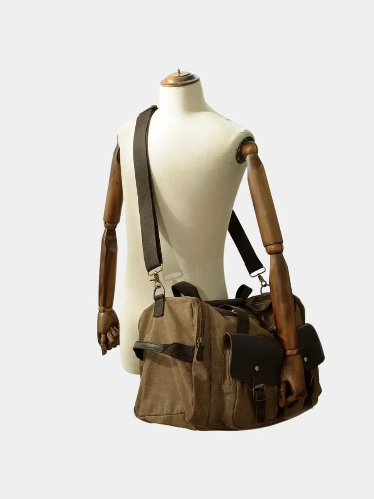 "Victor™ | Mochila de Viagem Highland" can be rewritten as "Victor™ | Highland Travel Backpack".