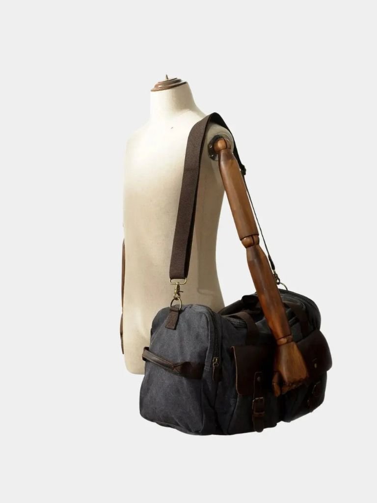 "Victor™ | Mochila de Viagem Highland" can be rewritten as "Victor™ | Highland Travel Backpack".