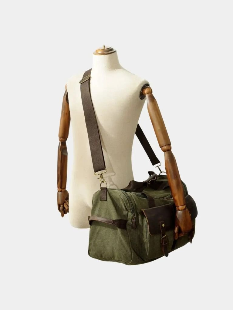 "Victor™ | Mochila de Viagem Highland" can be rewritten as "Victor™ | Highland Travel Backpack".