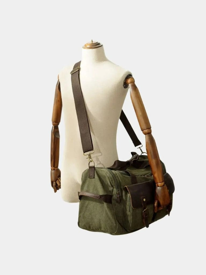 "Victor™ | Mochila de Viagem Highland" can be rewritten as "Victor™ | Highland Travel Backpack".