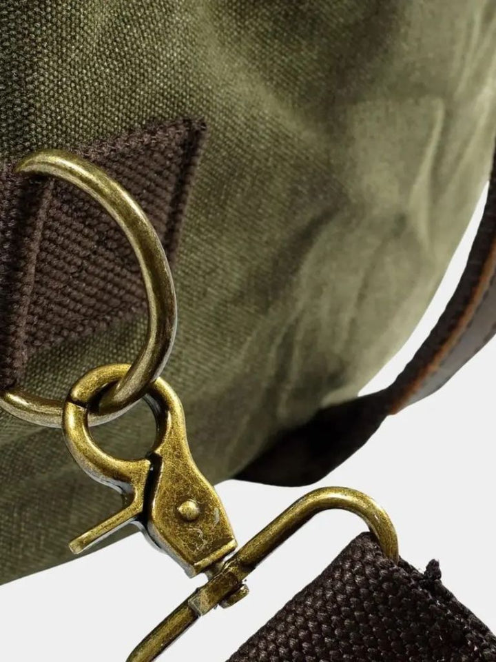 "Victor™ | Mochila de Viagem Highland" can be rewritten as "Victor™ | Highland Travel Backpack".