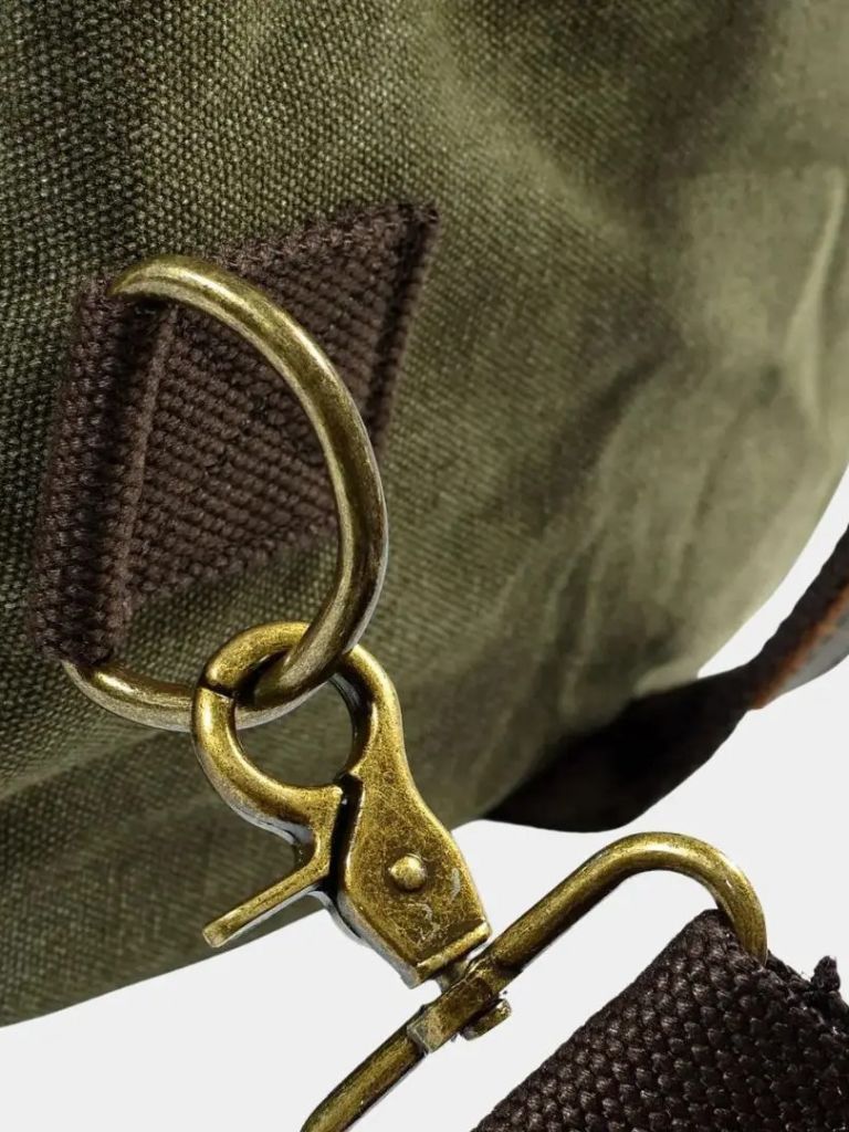 "Victor™ | Mochila de Viagem Highland" can be rewritten as "Victor™ | Highland Travel Backpack".