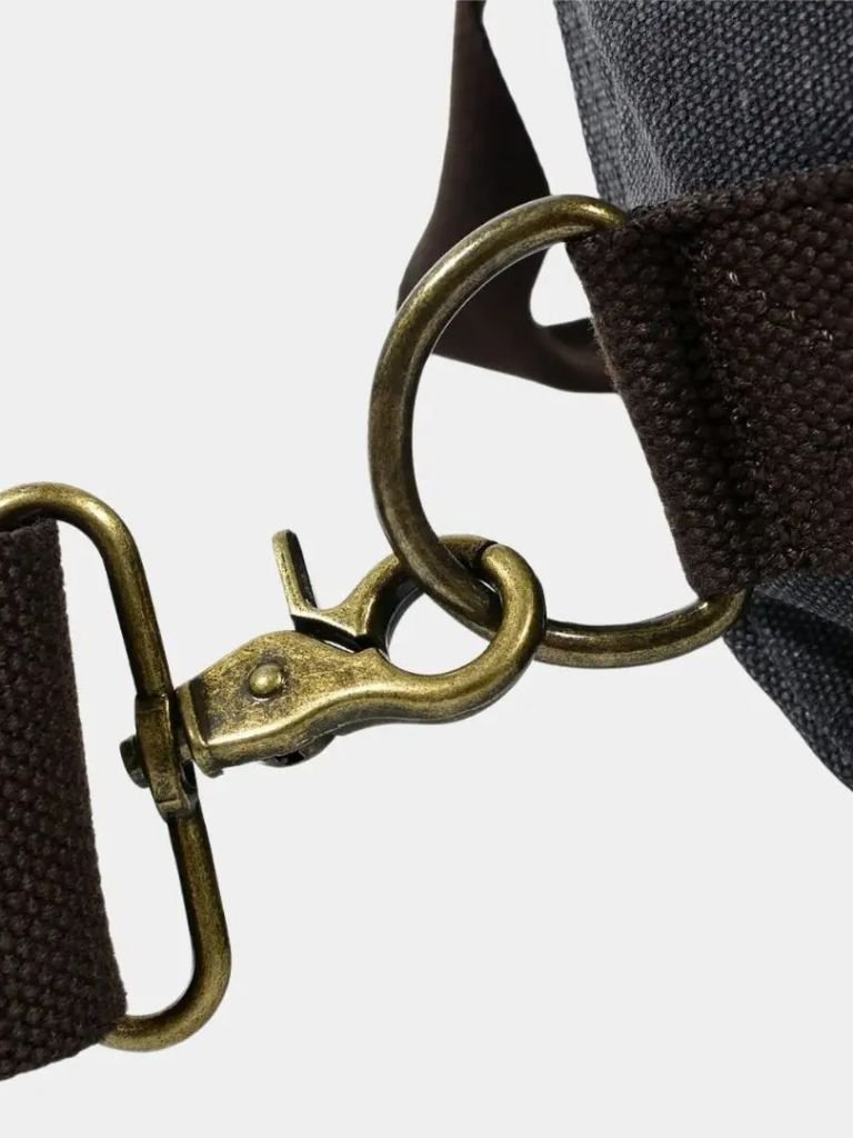 "Victor™ | Mochila de Viagem Highland" can be rewritten as "Victor™ | Highland Travel Backpack".