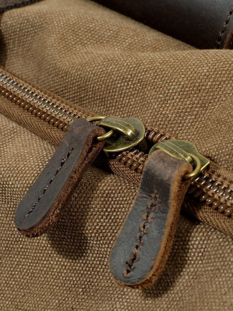 "Victor™ | Mochila de Viagem Highland" can be rewritten as "Victor™ | Highland Travel Backpack".