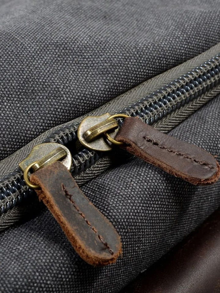 "Victor™ | Mochila de Viagem Highland" can be rewritten as "Victor™ | Highland Travel Backpack".